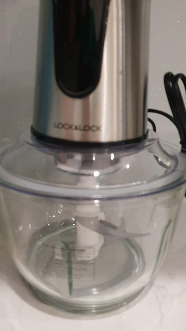 MÁY XAY THỊT mua về cho mẹ sài, thấy mẹ review máy tốt, dễ sử dụng, xay thịt nhanh, mẹ ấn có máy cái mà thịt đã nhuyễn à. rất tuyệt luôn. nói với mẹ mua giá 650k mẹ mình cũng là tín đồ của hãng lock lock.