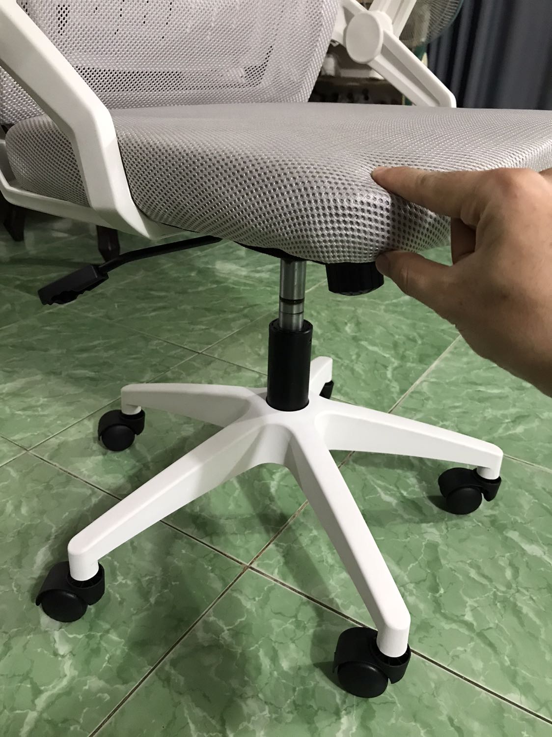 Ghế ngồi được 2 ngày thì xẹp đệm
Bánh xe cũng bị gãy không có hàng thay thế
Giá thành 1tr so với chất lượng sản phẩn quá thấp
Đề nghị chăm sóc khách hàng gọi điện hỗ trợ hoặc hoàn đơn!