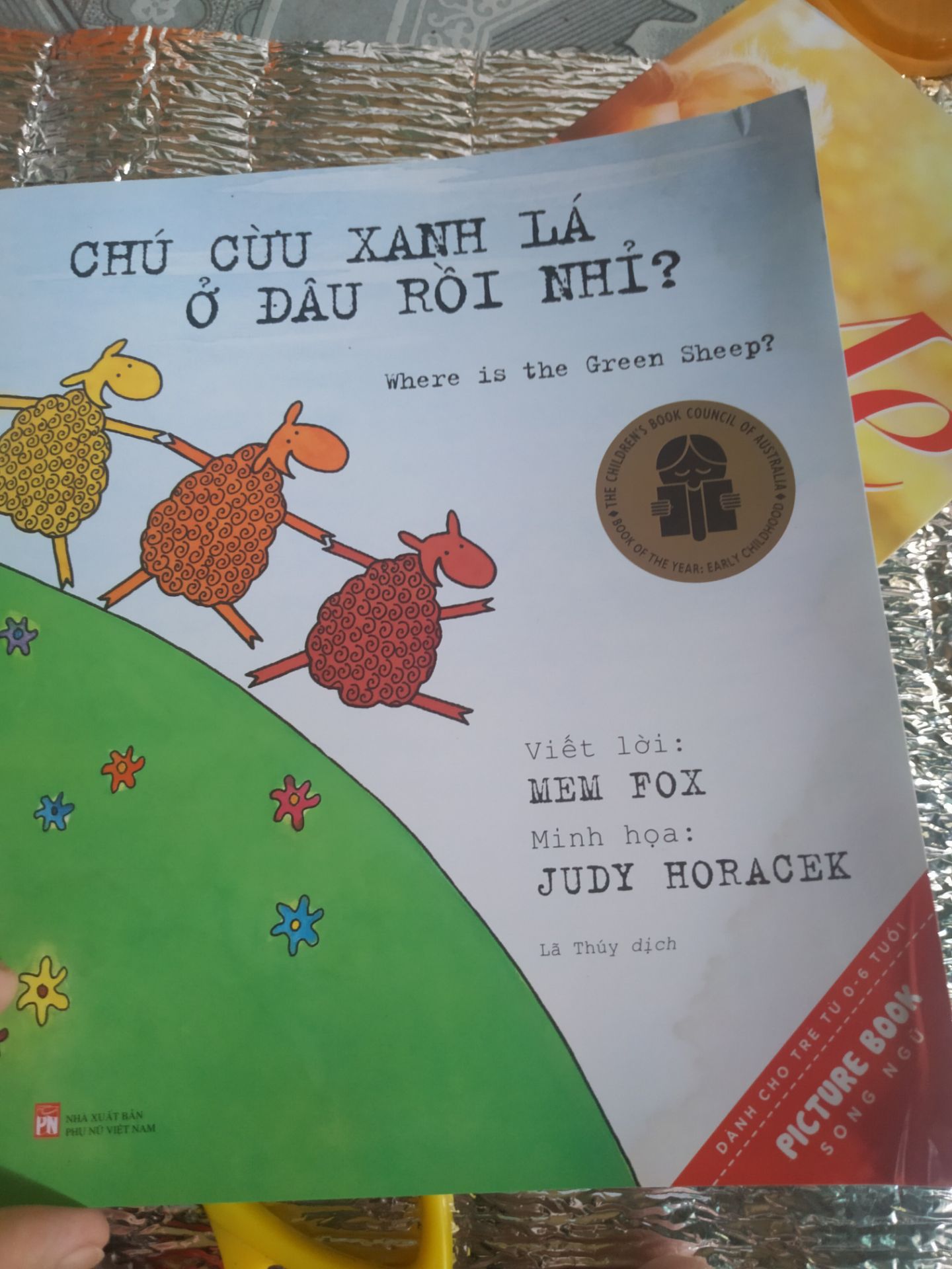Hàng giao ngày mưa nên bị ướt một góc sách, bù lại được gặp một chú cừu ở khắp mọi nơi, thêm phần tiếng anh nữa. Bé đươc phiêu lưu cùng chú cừu từ sớm đến lúc ngủ luôn. yêu chú cừu màu xanh lá!
