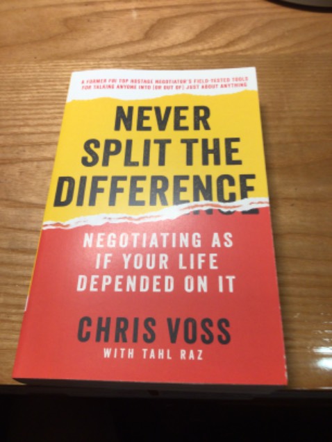 Chưa đọc nên không biết có hay không nhưng mà chất lượng sách ổn phết. Giấy tuy không xin nhưng mà cũng đủ đọc. Chữ nét mỗi tội hơi nhỏ xíu thui. Sách cũng nhỏ gọn ( 17x10.5x2 cm) không tốn diện tích giá sách.