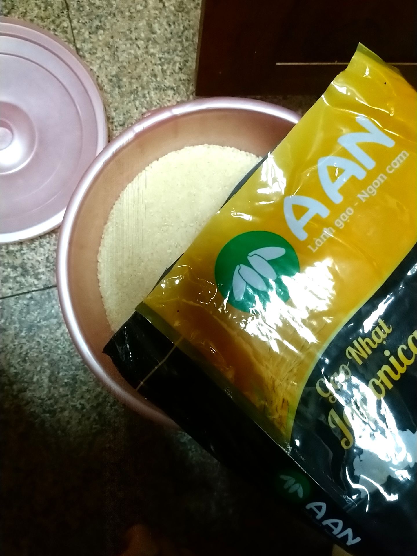 Hạt gạo tròn, mẩy. Cơm mềm, dẻo, có vị ngọt, thơm rất nhẹ. Cơm để nguội từ trưa đến chiều vẫn còn dẻo. Hạt gạo tròn, mẩy. Cơm mềm, dẻo, có vị ngọt, thơm rất nhẹ. Cơm để nguội từ trưa đến chiều vẫn còn dẻo.