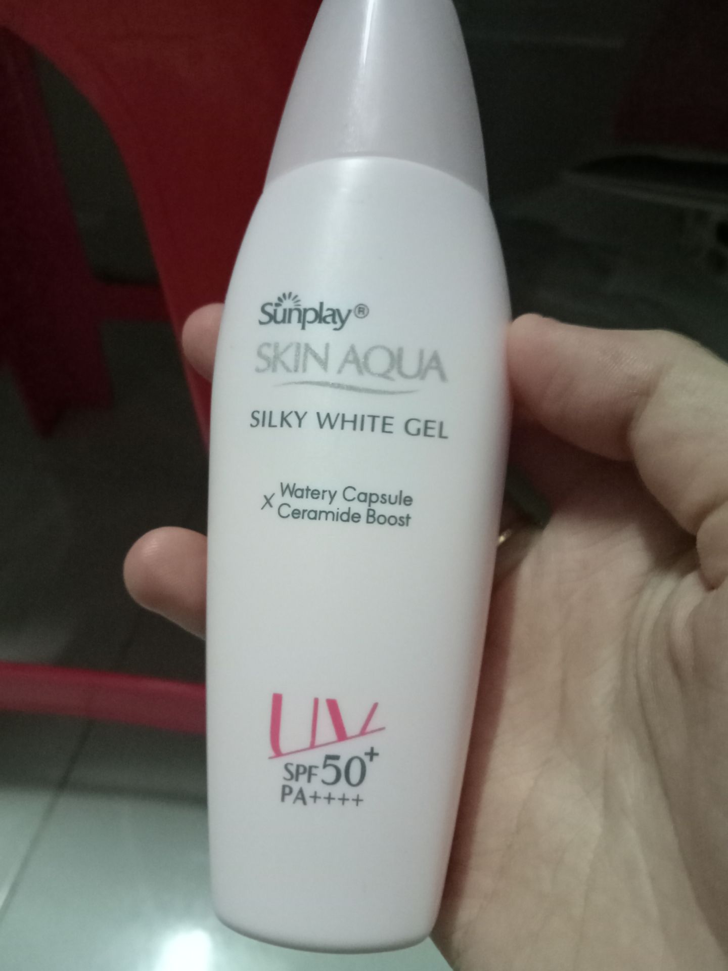 sài cái này theo mình thì thấy khá ổn 
giá bình dân với chất lượng ổn. Hợp với học sinh, sinh viên như mình a. Thấm nhanh dễ bôi nữa, mấy lần trước mua không biết lựa dạng đặc bôi dính chân mày trắng bệt :))))