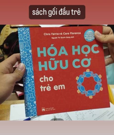 giấy tốt, bìa hơi cứng hơn giấy bên trong, không nhiều trang lắm, hình ảnh, chữ rõ nên em bé đọc được (mà không biết hiểu không)