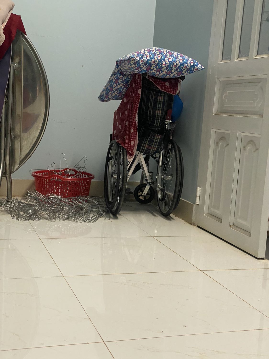 Xe nhìn ok, khung có vẻ chắc chắn, có 1 túi nhỏ phía sau để đựng đồ, có thể gập ngang 
Điểm trừ là ko có chốt an toàn để khoá bánh xe