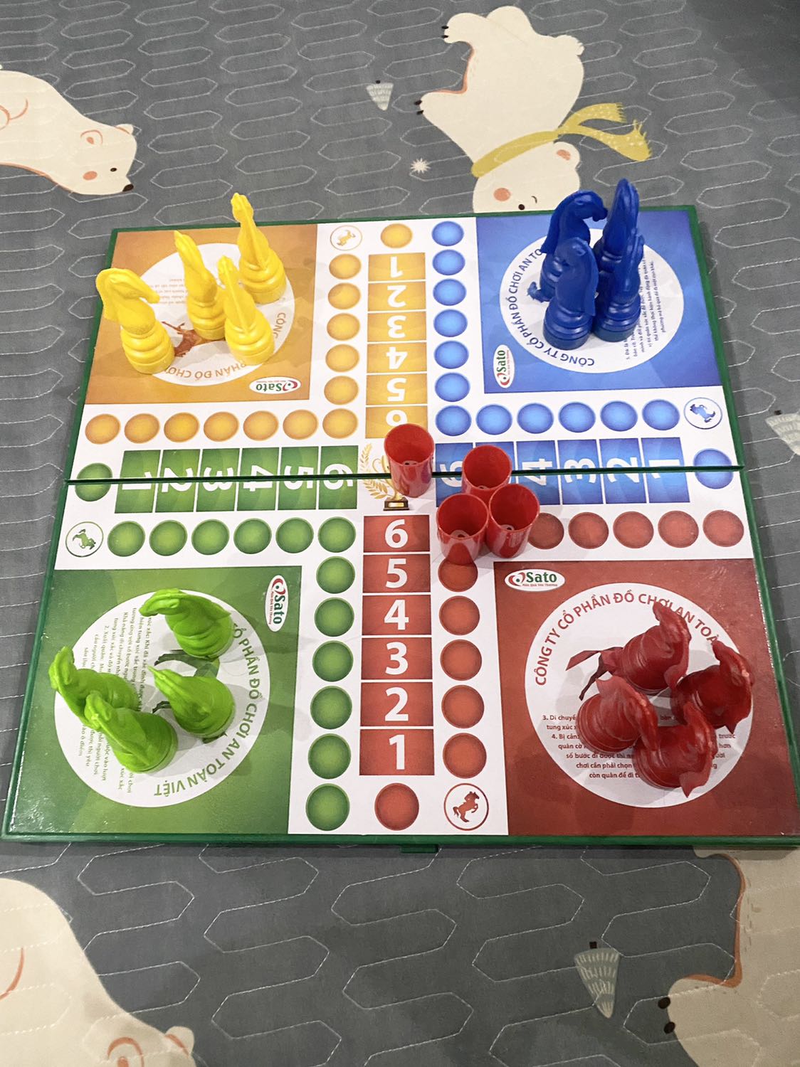 Nhựa chắc chắn, cứng cáp, quân cờ cá ngựa khá đẹp!
Có điều phần khớp nối của bàn cờ cảm giác hơi mong manh dễ gãy ? không rõ mở ra mở vào nhiều có gãy k? ?
Tiki giao hàng rất nhanh ?