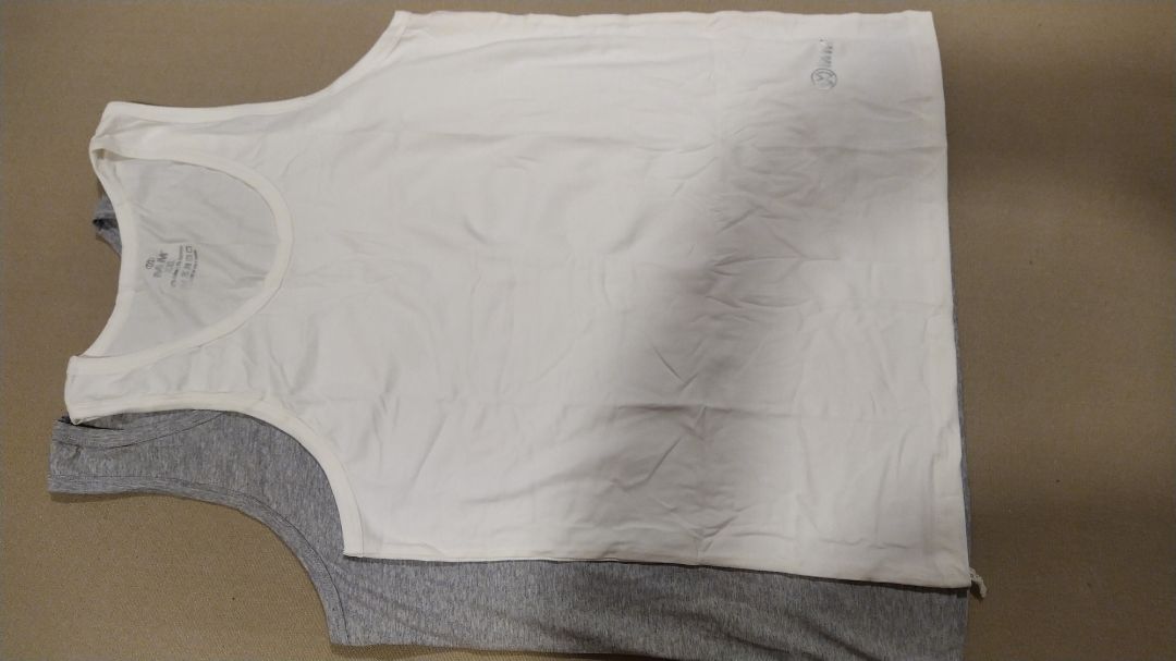 sản phẩm rất giống hàng chợ mà giá thì mắc. chất liệu vải khá là dỡ. đường chỉ thì tè le. áo may không đồng điều. trong các siêu thị vẫn có hàng tốt hơn nhiều và giá rẻ hơn ít nhất là 20k cho một cặp (10k cho một cái) và vẫn là hàng sản xuất tại Việt Nam.