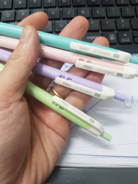 Bút viết êm, màu sắc tươi tắn, trẻ trung