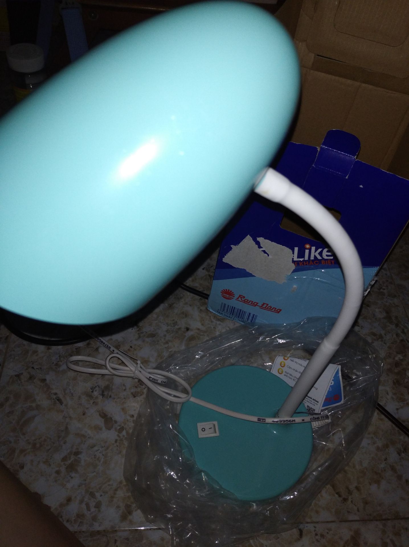 giao đúng mẫu , gói hàng có chút kém nhưng không sao chỉ móp hộp bên ngoài, đèn có ánh sáng vàng ấm còn lại thì để sử dụng một thời gian lâu thì mới biết được