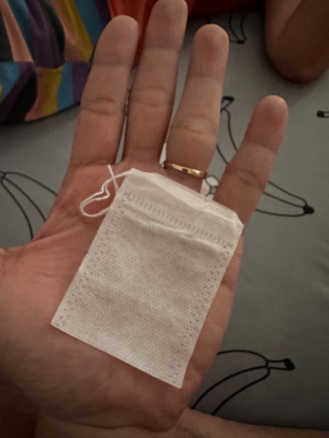 Không đúng như hình.hình thì túi to hơn cái muỗng.nhưng thật tế thì nhỏ y như mấy gói trà túi lọc.quá nhỏ