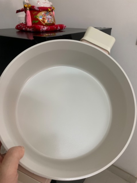 Chống dính tốt, nồi đẹp, tay cầm không bị nóng