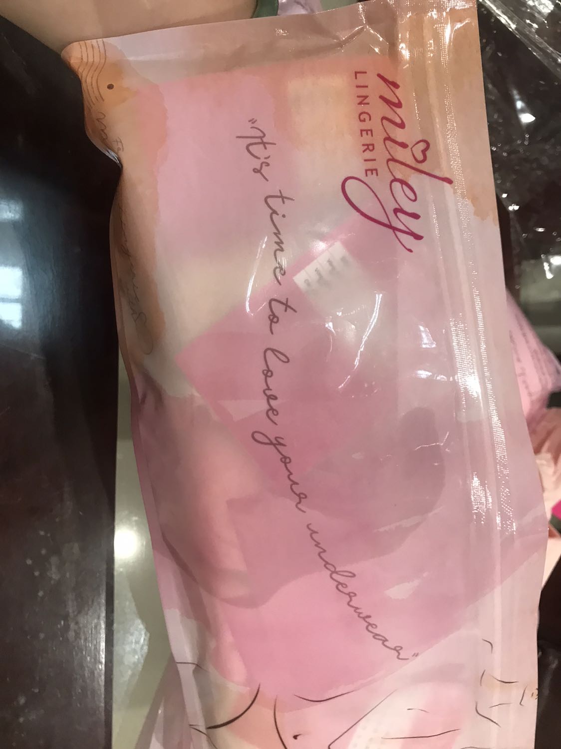 Đóng gói đẹp sản phẩm chỉn chu. Vải mềm mịn mặc thích. Đã mua lại rất nhiều lần, năm nào cũng mua. Giá sales phải chăng nhưng ko có quần màu đen như mấy lần trước.