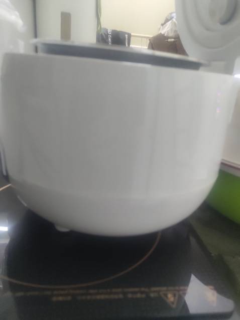 Đã nhận nồi. Đợi lâu mất mí hôm nhưng bõ công nhé. Nồi trắnh phối nút đen tk đơn giản đẹp lắm. Nồi nhìn đáng yêu xịn sò lắm. Lòng nồi bé xíu rất hợp vs đứa có nhu cầu thấp như mình. Nấu 1 bát cơm vẫn ngon luôn. Gạo nở đầu nấu 1 ng ít cơm nhanh lắm. Lòng nồi chống dính dùng siu thích. Chì là ko biết có dễ chầy ko
À có 1 khuyết điểm nhỏ là ko có chỗ gác thìa bới cơm. Nồi bé xíu mà cái thìa bới to chà bá lửa.