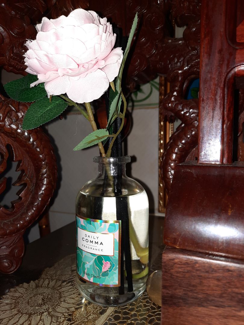 Mùi black cherry này tỏa hương ko nhiều, kiểu mùi hương hoa tươi mới. Chai miểng chắc chắn 500ml dùng dc 3 tháng. Đợt trước mua chai 100ml mùi daily laundry mùi kiểu quần áo mới giặt sạch xong í, thơm tho mát mẻ, lại tỏa hương mạnh nữa, chưa kể shop còn tặng thêm sample. Đợt này mạnh dạng đặt chai 500ml to ụ lại chả dc gì :(