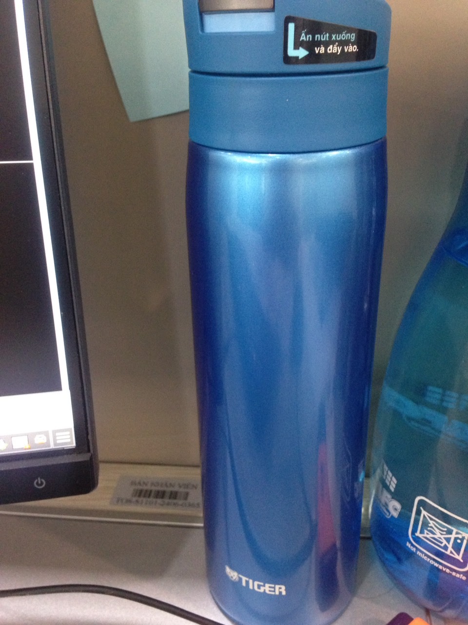 mua 1 cái 0.6L màu đen rồi dùng rất thích vậy là mua cái nữa cho nhỏ ở nhà 0,5L màu xanh. mình cảm nhận bên ngoài (láng bóng mịn) đẹp hơn cái màu đen (nhám mờ) và nhỏ gọn hơn, khả năng giữ nhiệt tốt, mua đúng đợ sale nên giảm được thêm 50k thk shop