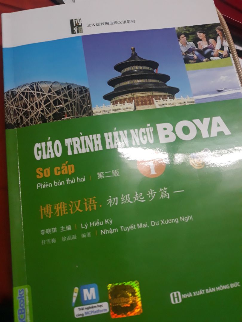 Sách đẹp nè, gói hàng kỹ càng nè, màu dễ nhìn, chữ in rõ. Điều mình thích nhất trong giáo trình bản này là có cả từ Hán Việt (bản cũ mình xài không có), ngoài ra còn có app để luyện nghe khá là tiện lợi. Nói chung là mình rất thích luôn!!