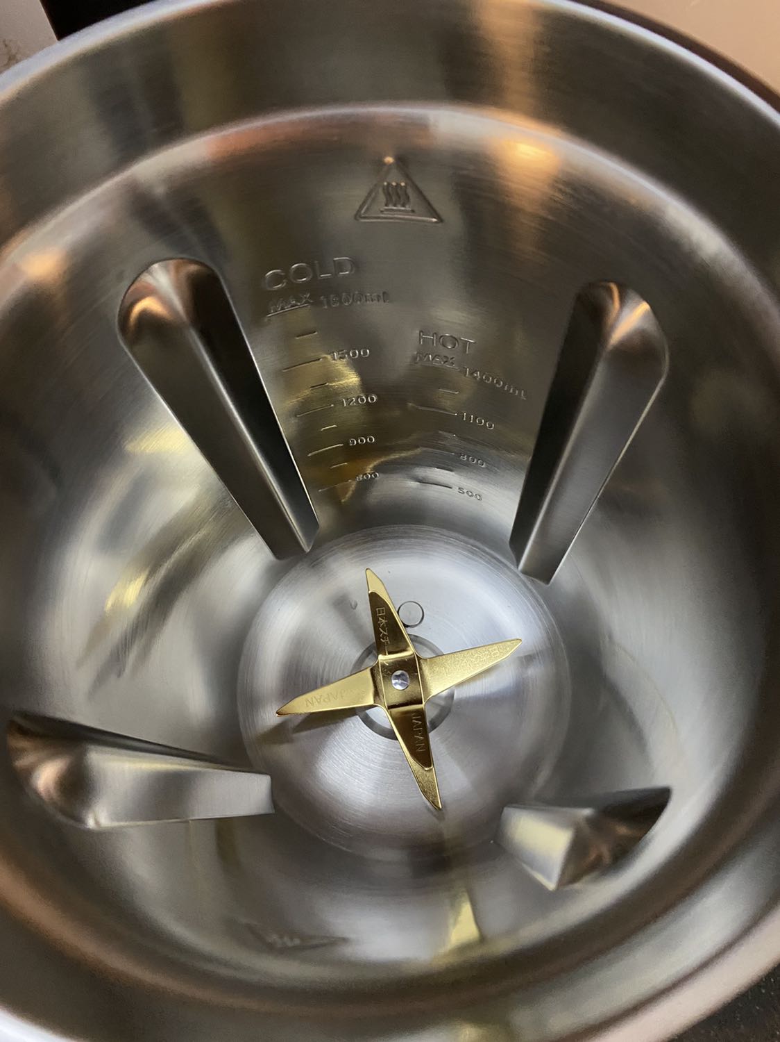 Vừa đặt tối hôm trước thì sáng hôm sau tiki đã giao luôn rồi!
Chia sẻ đôi chút cảm nhận về cái máy này cho ai có nhu cầu tìm hiểu:
1. Cối xay lớn (1,8l), khác các loại máy khác cối bằng thuỷ tinh, cối này bằng inox, nhìn mỹ quan có vẻ không đẹp và thích bằng thuỷ tinh, tuy nhiên có 1 ưu điểm là cối rất nhẹ, nhẹ hơn rất nhiều so với thuỷ tinh, nên chị em có thể hoàn toàn cầm được bằng 1 tay (gồm cả sữa bên trong).
2. Máy hoạt động khá êm ái, mình mới dùng chức năng súp đặc thì thấy là 15-18' đầu khá êm, k biết là máy đang chạy luôn, duy chỉ có khoảng 5' cuối lúc máy bắt đầu xay thì khá ồn, mình để máy dưới tầng 1 và ngồi trên tầng 2 vẫn nghe rõ tiếng máy. Tuy nhiên, cũng chỉ mất 4-5' nên k vấn đề lắm.
3. Máy công suất cao. Trước khi mua mình cũng có tìm hiểu 1 số loại thì mình thấy giá của máy tuy cao, nhưng so với giá tiền thì công suất khá cao, cao hơn hẳn dòng máy 2-3tr khác (công suất xay 1200w, nấu 800w) nên chắc chắn thành phẩm sẽ mịn hơn là cái chắc rồi 😂
4. Thành phẩm: mình có nấu thử sữa ngô thấy rằng thành phẩm rất mịn, không bị lợn cợn, uống thơm ngon!
5. Máy có kèm theo cuốn sách công thức để mọi người có thể làm theo --> rất tiện lợi 😂
6. Máy hoàn toàn bằng tiếng việt, bất cứ ai cũng có thể dùng được!
Đó là một số cảm nhận đôi chút của mình về chiếc máy! Nói chung về lâu dài thì mình chưa có khẳng định, nhưng trước mắt thì khá đáng tiền!