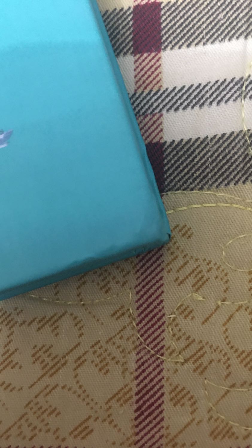 Giao hàng siêu lâu. Mình chọn giao hàng trong 2h từ 5-6/9 mà 14/9 mình mới nhận đc sách. Đóng gói không cho vào hộp mà chỉ bọc giấy vs bọc 1 lớp xốp mỏng nên bị gãy hết góc sách. Tuy không ảnh hưởng đến nội dung nh mất thẩm mĩ ghê ghớm 🥲 trên ảnh là mình đã nắn lại rồi chứ lúc nhận nhìn bẹp dúm cái góc huhu mong shop chú ý hớn