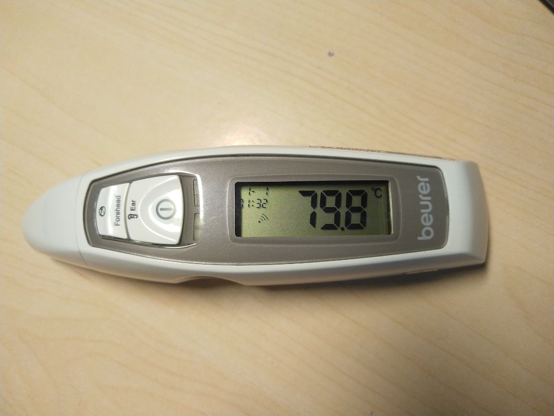 Sau một hồi tìm hiểu kỹ giữa các thương hiệu Microlife, Omron, Laica và Beurer mình quyết định chọn Beurer thương hiệu của Đức. *** lần 1 đo tai 36.4 lần 2 36.5 lần 3 là 36.4 trong khi nhiệt kế thủy ngân hiển thị là 36.6. Vậy nhiệt kế khá chính xác nhỉ. Đo trán sẽ cao hơn là 37.2. Chuyển sang đo vật, đo miệng phích nước để sau 12 tiếng được 79.8 độ. Đo nhiệt độ nước máy hâm sữa được 39.7 độ. Kết luận Nhiệt kế Beurer tốt. Về Tiki: Tiki đóng gói ngoài rất OK, còn bão bì sản phẩm thì hơi tệ, cái này chắc do bộ phận lưu kho làm chưa tốt