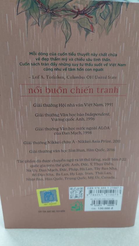 “Cái may của nỗi buồn chiến tranh là ở chỗ nó ra đời vào thời hội nhâp. Nhiều khách phương xa đặt chân đến đây với cuốn truyện của Bảo Ninh. Trong chừng mực mà ở nhiều nơi, hai tiếng Việt Nam mới có nghĩa một cuộc chiến tranh – nó đã trở thành người đại sứ duy nhất của văn học mời gọi người ta đến với xứ sở này để khám phá tiếp”
Tôi hoàn toàn đồng ý với quan điểm của nhà phê bình Vương Trí Nhàn về tác phẩm này. Sự khen ngợi dành cho tác phẩm có lẽ phần đa đến từ những người nước ngoài hơn là những người Việt Nam, những người mà với họ ký ức về chiến tranh, thậm chí là những trải nghiệm trực tiếp về cuộc chiến khi so sánh với điều tác giả viết đều không có gì xa lạ. Có chăng với họ đây là một tác phẩm mang giá trị biểu đạt nghệ thuật với thứ văn phong vừa mang tính hiện thực lại vừa có sức nặng chiều sâu tâm lý .
Dẫu vậy với cá nhân người đọc khi những câu chuyện, giọng văn quen thuộc đó cứ lặp đi lặp lại nhiều lúc tạo cảm giác buồn chán, có lẽ điều này cũng được chính tác giả tự trào bằng thủ pháp mang tính ẩn dụ ở những dòng văn cuối “ Tuy nhiên mạch chuyện không ngừng đứt gãy. Tác phẩm từ đầu đến cuối không hề có nổi một tuyến chung, một bề mặt đại khái nào mà hoàn toàn là những khối thù hình. Tất cả đang diễn ra đột nhiên đứt gãy và bị quét sạch khỏi giữa chừng trang giấy như thể rơi vào một kẽ nứt nào đó của thời gian tác phẩm. Ta vẫn gọi đó là sự mất bố cục, sự thiếu mạch lạc, thiếu bao quát nhiều khi chứng tỏ sự hụt hẫng của tư duy người viết, chứng tỏ cái sự lực bất tòng tâm của y. “ 
Phải chăng tác phẩm về chiến tranh sau rốt vẫn là một trải nghiệm buồn của người lính viết văn.
