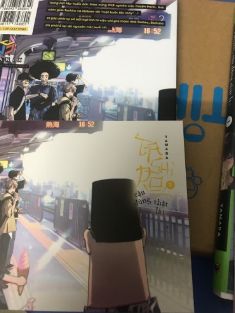 Pháp sư Tiki giao hàng quá ảo ma, truyện nguyên vẹn, đủ phụ kiện, nội dung hài hài dễ thương. Đêm cứ ngại ngùng thế nào ấy. Bạn nào thích kiểu seme mạnh mẽ chắc sẽ không thích truyện này. Art postcard y như bìa , màu sắc không được đẹp lắm