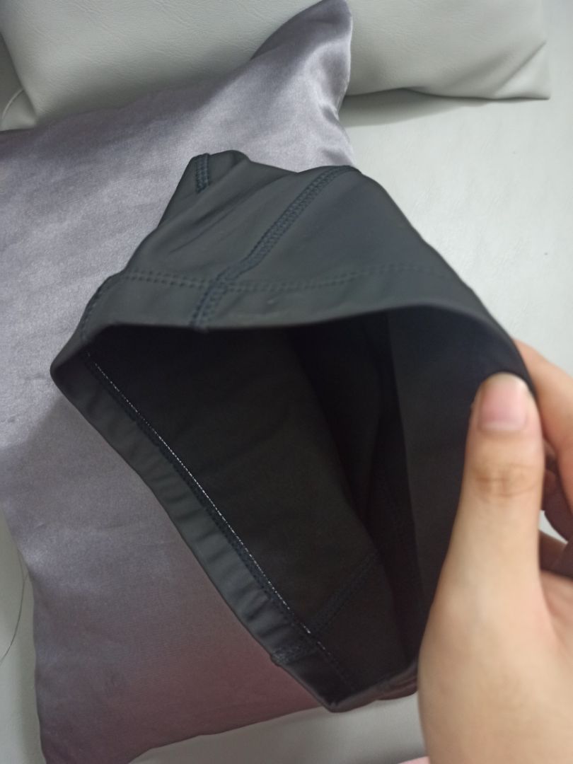 sản phẩm chất lượng thật sự, đeo vừa đầu, không bị bó tí nào. Nón có bao đựng đàng hoàng, đóng trong hộp rất ok. Lúc đầu thấy mấy nón khác rẻ hơn mà thấy bên này đánh giá cao nên mua thử, đúng là tiền nào của nấy. xịnnnn. Giao hàng nhanh nữa :)))) đặt hôm qua hôm nay có liền