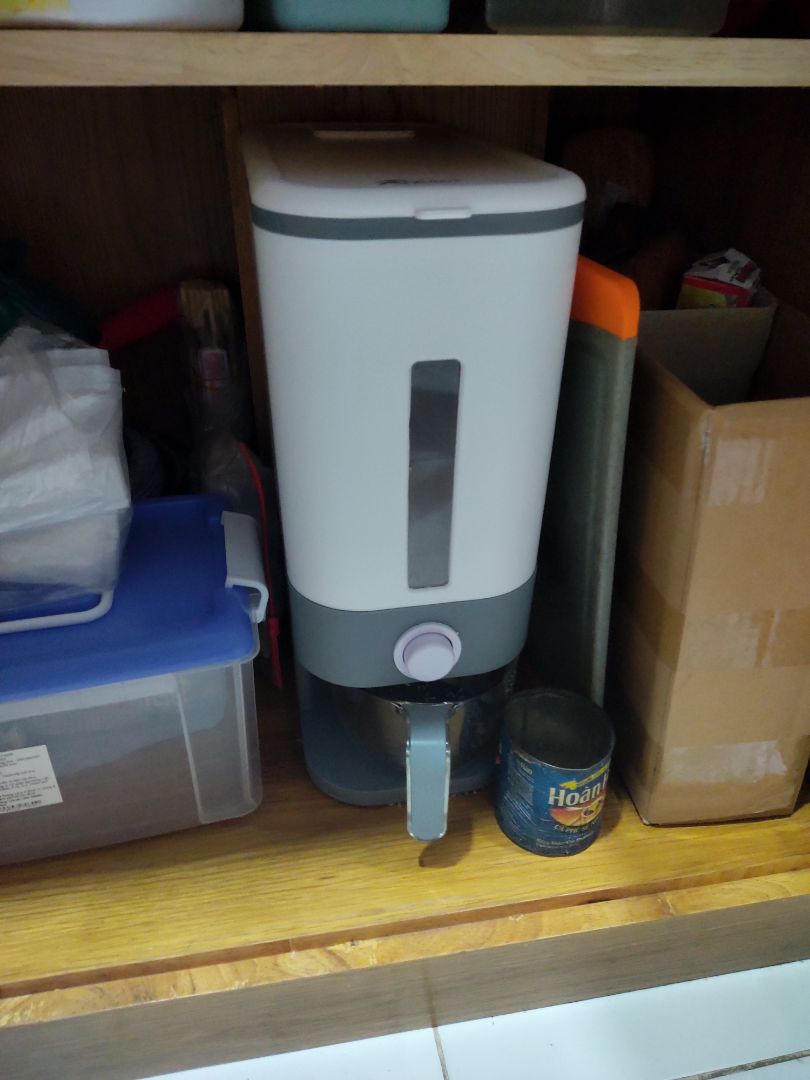 Chất lượng nhựa khá tốt , có đều nhìn kĩ thì các khớp hở không khít , vẫn còn số ít nhựa thừa ở cạnh viền , nói chung hoàn thiện chưa tốt lắm nhưng vì trong tầm giá ko có sự lựa chọn nào khác nên coi như sản phẩm khá ổn. Ko biết shop ở đâu nhưng mình ở TPHCM giao hàng khá lâu (5 ngày).