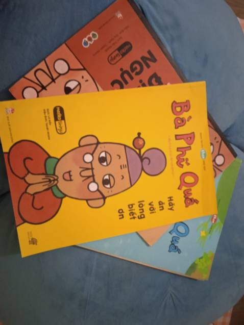 Sách như hình nhưng mà sop giao thiếu cho mk 1 cuốn, nhắn hỏi thì sop đã gửi lại cho mình kèm đơn sau ròi nha