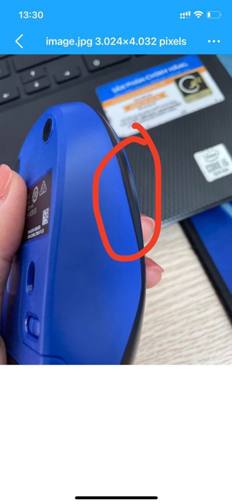 Chuột đỏ là cùng M221 mình mua cách đây 1 năm. Chuột xanh là vừa đặt hôm nay. Cùng loại M221 nhưng chữ trên 2 chuột khác nhau? 
Độ hoàn thiện 2 cạnh của chuột xanh cũng kém hơn, chỉ có 1 bên được bo tròn, 1 bên thì bị cắt chờm cạnh viền ra ngoài, sờ bị cấn tay?