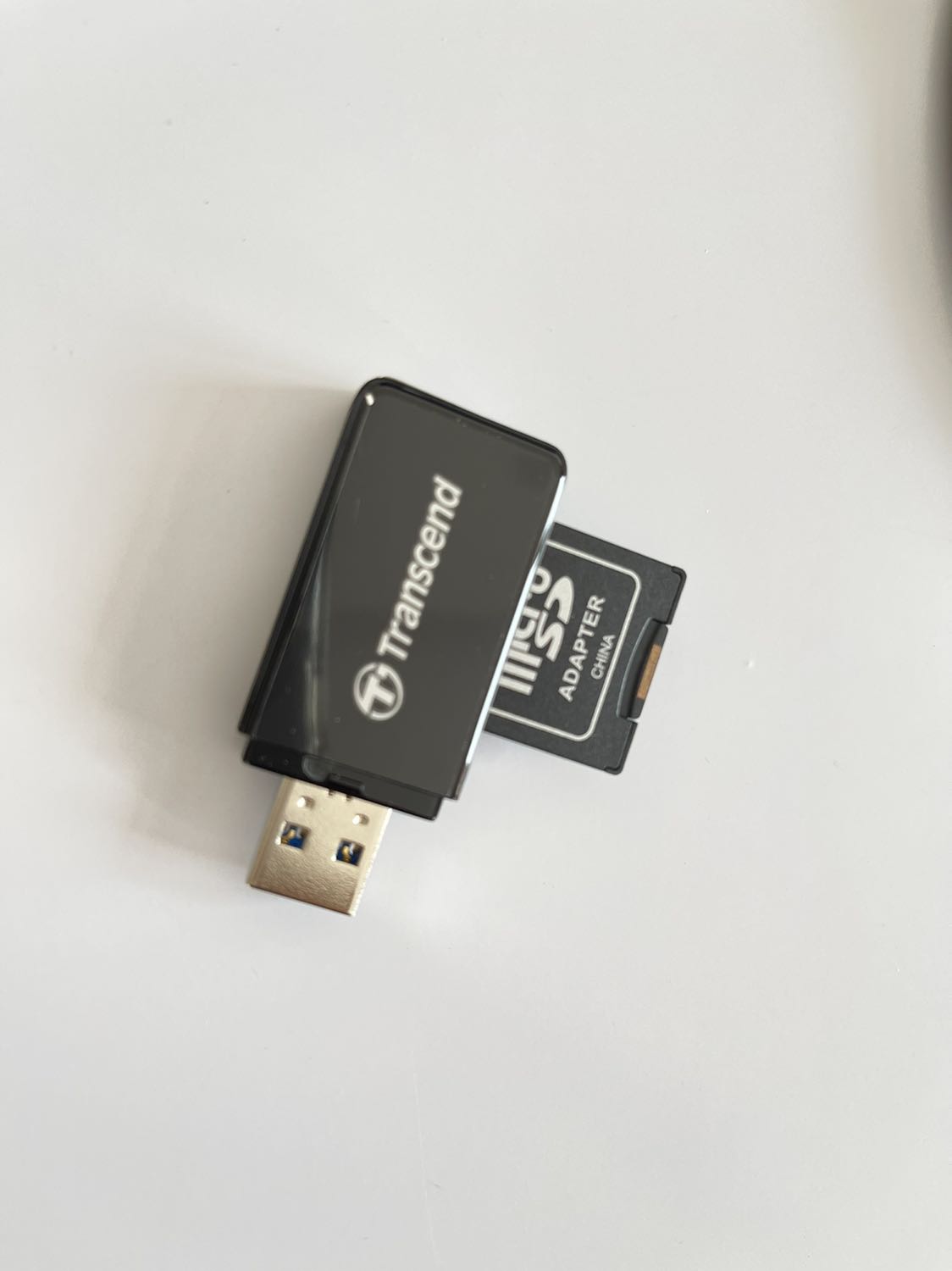 Đầu đọc có 2 khe cắm nhưng chỉ đọc 1 lần 1 thẻ, cắm cả 2 thẻ thì không đọc được nha. Đầu đọc có 2 khe cắm nhưng chỉ đọc 1 lần 1 thẻ, cắm cả 2 thẻ thì không đọc được nha.