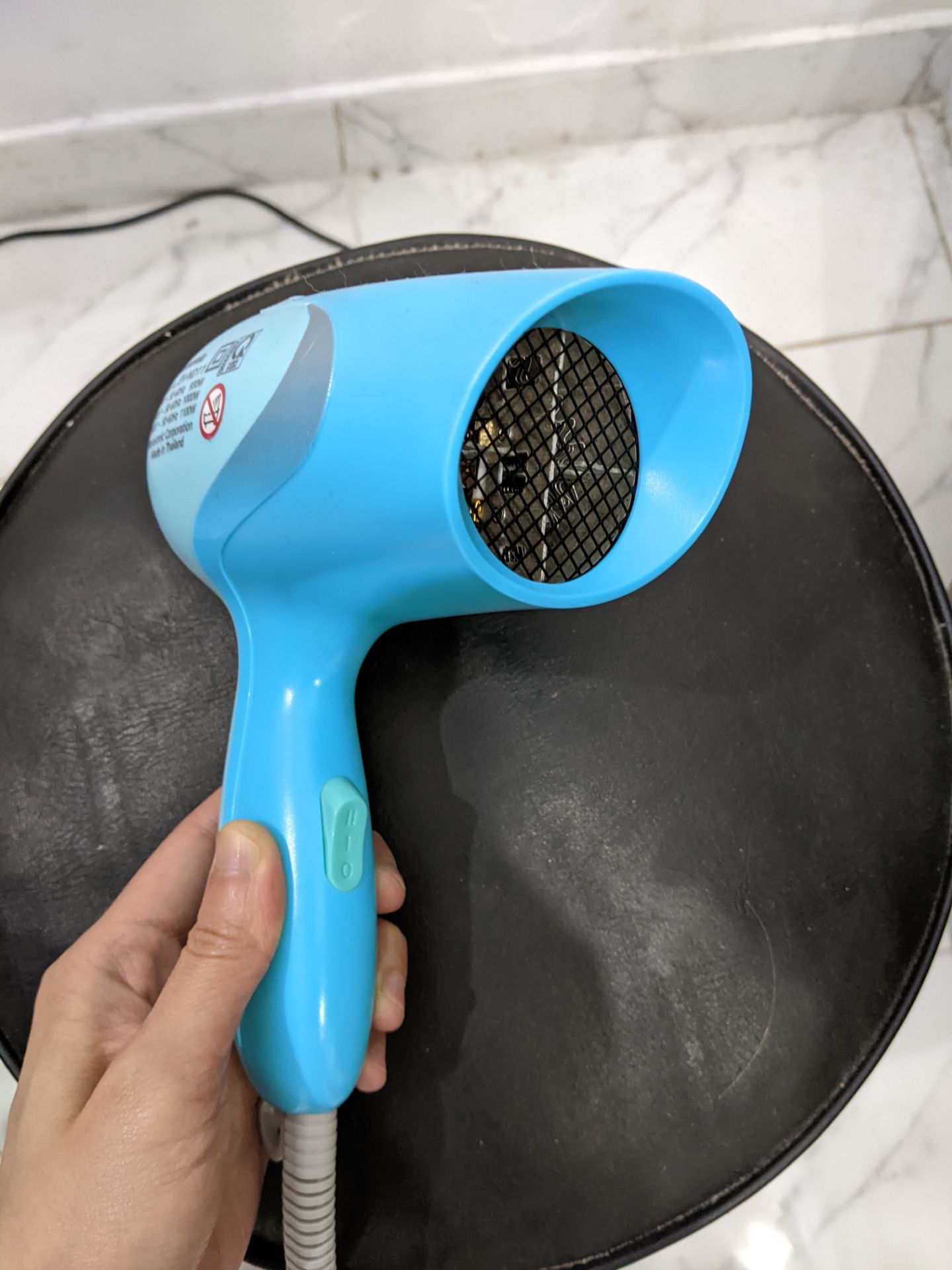 Giao hàng chậm hơn dự kiến 1 ngày, nhưng tiki có thông báo chi tiết về thời gian chậm trễ, hài lòng với tiki về điểm này.

Hàng được đóng gói cẩn thận. Máy sấy nhỏ gọn; do công suất 1000W nên lực sấy không quá mạnh nhé.  Nhưng với tầm giá này thì sản phẩm như vầy là ổn lắm rồi.