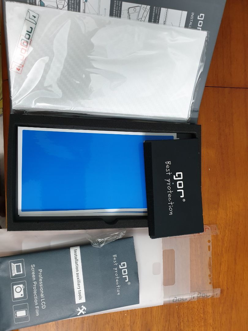 Hàng giao đúng hẹn, như hình. Có tổng 4 miếng dán bao gồm 2 miếng dán mặt trc, 2 miếng mặt sau. Hình của mình là sau khi mình dán 1 miếng rồi. Miếng dán ôm gần hết màn hình cạnh nên nếu ai sử dụng ốp thì cũng k lo.Dán khéo thì sẽ k bị bong bóng. Nói chung đây là sản phẩm nên mua. Giá thành khá tốt