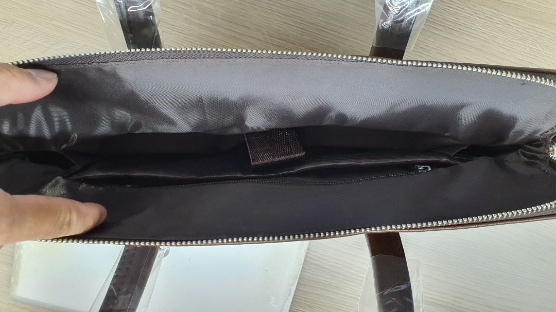 Khá tốt, gần giống hình mẫu. khác ở chỗ hình mẫu là túi có 2 ngăn (2 dây kéo), thực tế là túi 1 ngăn. kích thước túi chỉ lớn hơn 1 tờ A4 1 tý, nhỏ hơn nhu cầu. nếu hình mẫu có kích thước thì sẽ tốt hơn