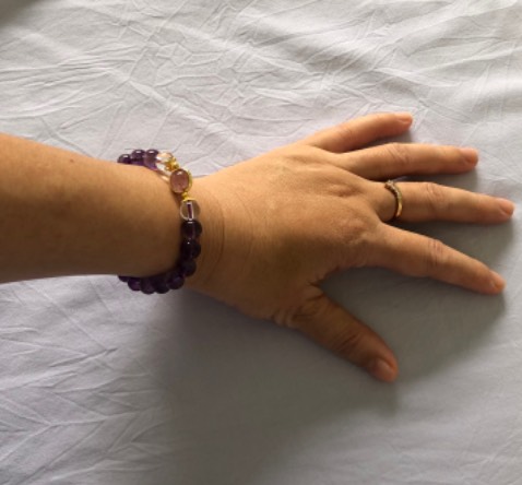 Mình hài lòng lắm. Shop đã chỉnh đúng ni tay cho mình. Mình hi vọng đeo vòng tay vào sẽ được mạnh khỏe. Mình sẽ đặt thêm 1 mẫu Tgạch anh tóc vàng cho bạn.
Cám ơn shop Ngọc Quý nha. 
Nhân viên giao hàng cực kì tử tế, mở hộp đeo vô cho mình luôn. Mình đang trị bệnh ở bệnh viện, em ấy ngồi đợi mình và chào hỏi ân cần.