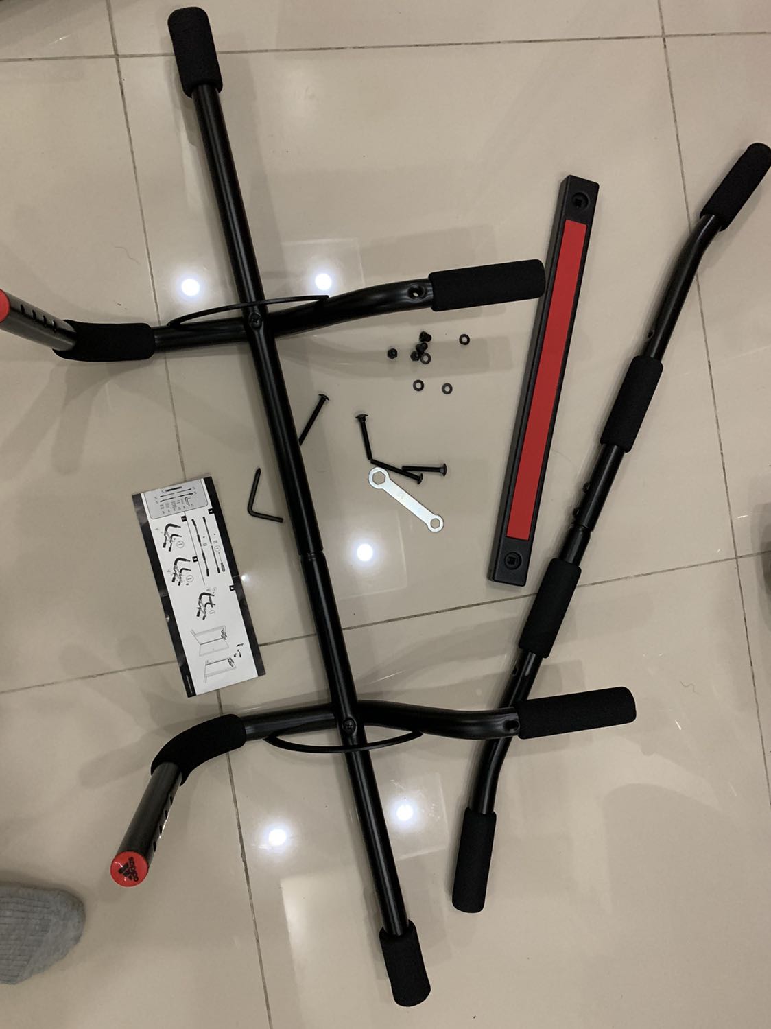 đủ phụ kiện,mà nếu muốn treo thì phải lắp thêm giá treo riêng nhé mọi người.giờ mình chưa biết treo thế nào nữa.