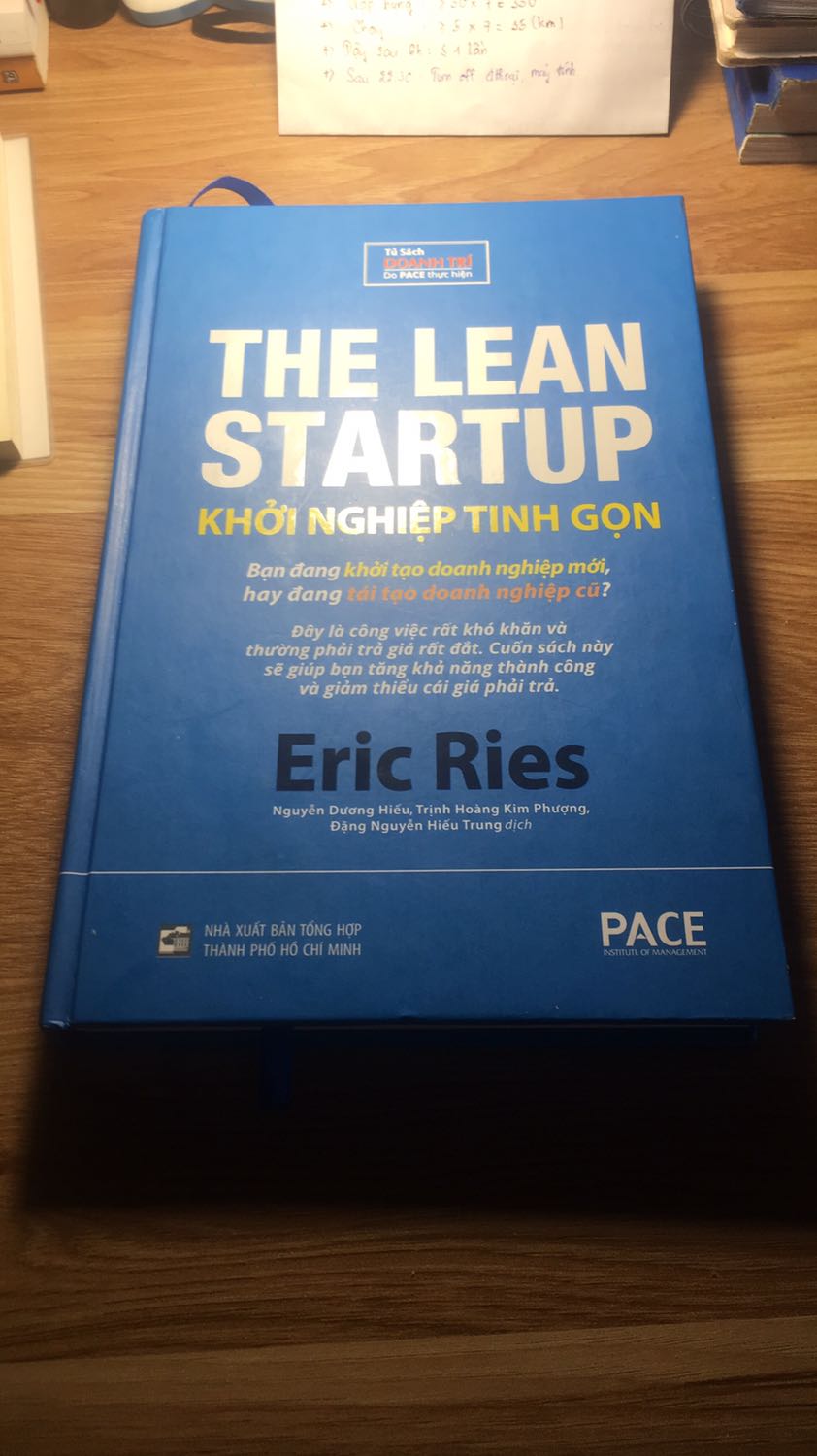 - Hình thức: Không có điểm gì để chê
- Dịch vụ của Tiki: Vẫn như vậy, nhanh gọn
- Nội dung: Thực sự đây là một quyển khá khó hiểu với bản thân mình. Hiện tại mình vẫn là sinh viên (dành cho bạn nào cũng tầm tuổi mình), cách đây vài tháng lần đầu mình học The lean startup thực sự rất khô khan, phải cố gắng đọc chậm để có thể hiểu được nội dung trong đó (mặc dù mình đã có một thời gian tiếp xúc về kinh doanh, nhưng những thứ mình biết chưa đến cấp độ như vậy) và mình đã dùng lại khi đọc được 3/5 cuốn sách, thực sự là đã cố gắng nhưng mà vẫn không vào đầu được bao nhiêu. 
Đến bây giờ khi mà mình đang tham gia 1 dự án khởi nghiệp về dịch vụ du lịch, mình đã đọc lại một lần nữa từ đầu đến cuối. Lần này đã đỡ khó hiểu hơn lần đầu rồi, nhưng mình vẫn chỉ hiểu và nhớ được 1 phần trong đó thôi, đó là mình vẫn đã cố gắng nghiền ngẫm đoạn nào không hiểu lại phải đọc lại để cố hiểu. 
Nhưng dù mới chỉ hiểu đôi chút về cuốn sách thì đây vẫn là cuốn sách cực kỳ đáng đọc dành cho những bạn, những người đã, đang và sẽ khởi nghiệp!
Một cuốn sách hay!