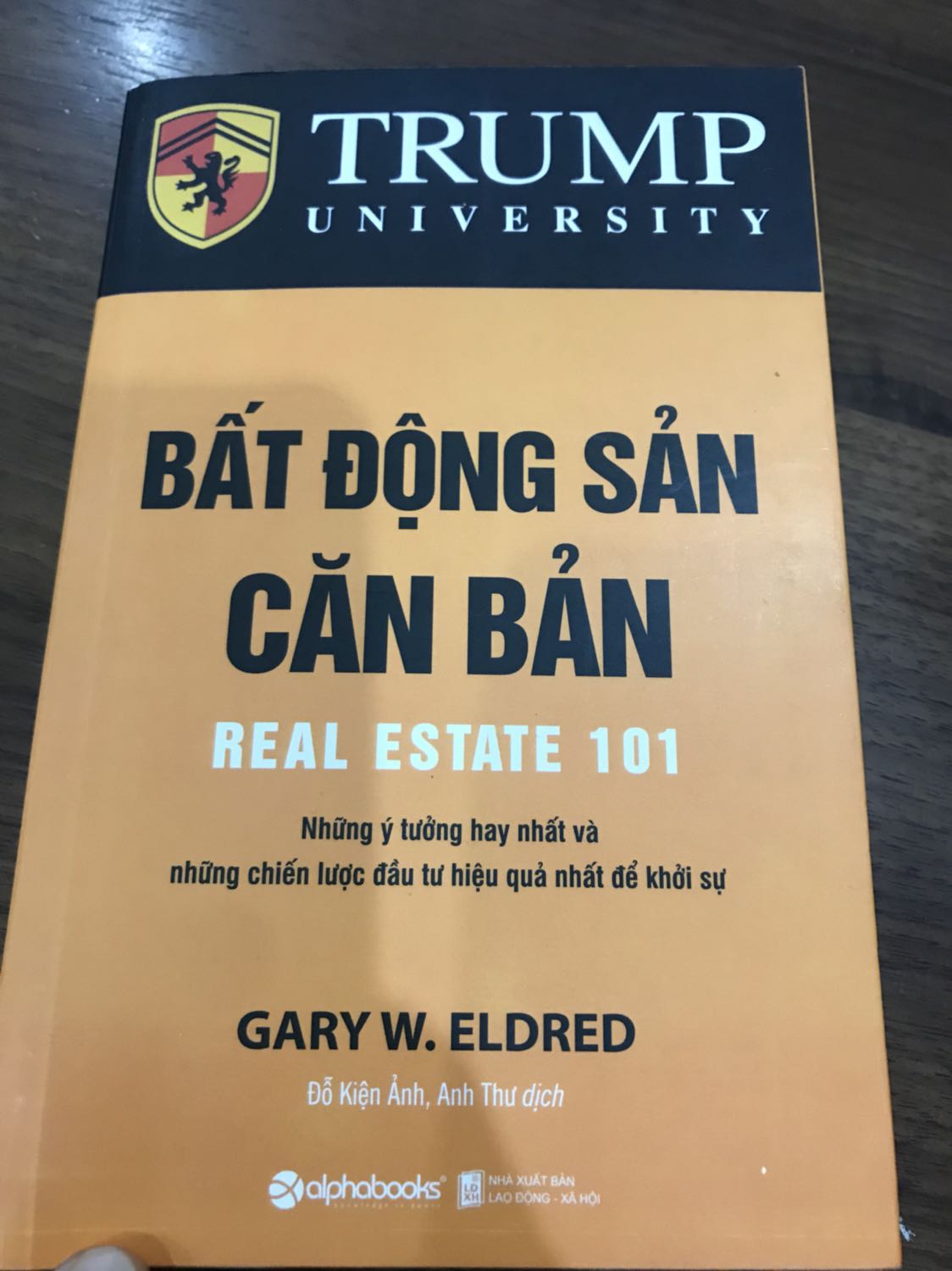 Biết cuốn này từ 10 năm trước, so ko được đánh giá cao nên bây giờ nhân dịp Covid rãnh rỗi mua đọc. 
-rất nhiều lỗi dịch thuật dùng từ ngữ ko phù hợp, rất giống dịch kiểu Google
-tựa đề bđs căn bản nhưng dành cho người có nhiều kinh nghiệm đọc xong để hồi tưởng về những việc đã làm thì phù hợp hơn người bắt đầu vào nghề vì các ví dụ đơn giản, cụt lủn ko hết ý, chưa diễn giải chứng minh được các dẫn chứng, đọc thấy lan man
- vì đầu sách về bđs quá ít nên đành mua để sơ lược thêm các ý tưởng