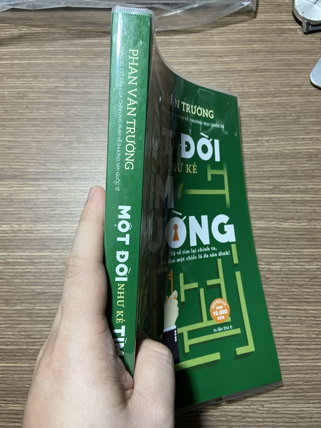 Biết được bộ này này khi thấy trên bàn của sếp mình. Tìm hiểu và đặt mua nguyên bộ Kết tinh một đời của thầy Phan Văn Trường. Cuốn này là cuốn thứ 3 trong bộ 3 cuốn của thầy. Sách của NXB Trẻ, được in ấn đẹp đẽ, chất lượng chất rất tốt, bìa mềm nhưng cứng cáp. Mình có sử dụng bọc sách của Tiki, giúp giữ sách sạch đẹp hơn. 
Về nội dung thì đây xứng đáng là một trong những cuốn sách gối đầu giường của các bạn trẻ VN. Cuốn sách là sự kết tinh trải nghiệm sống của cả cuộc đời của người thầy Phan Văn Trường. Thế hệ sống có khác nhau nhưng bài học kinh nghiệm là trường tồn, bất di bất dịch, đời nào cũng cần.