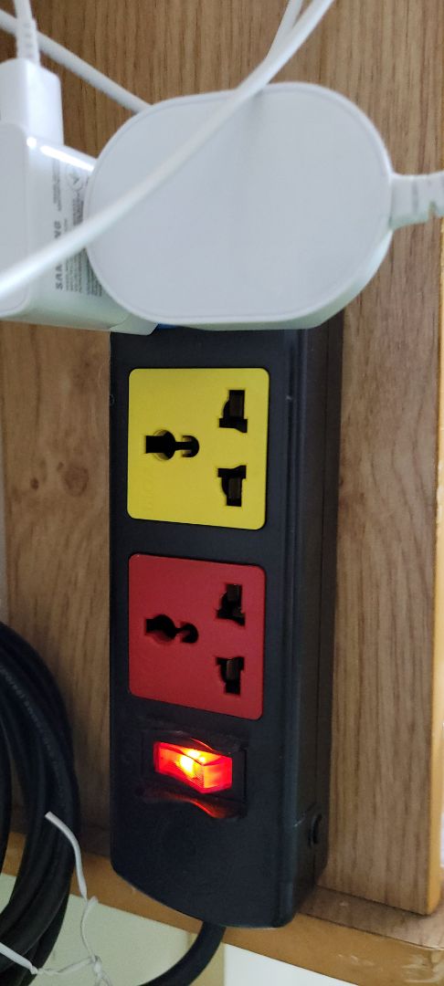 Quá ưng ý, đáng đồng tiền bát gạo. Dán các ổ điện lên tường tủ chắc chắn không lo rớt.