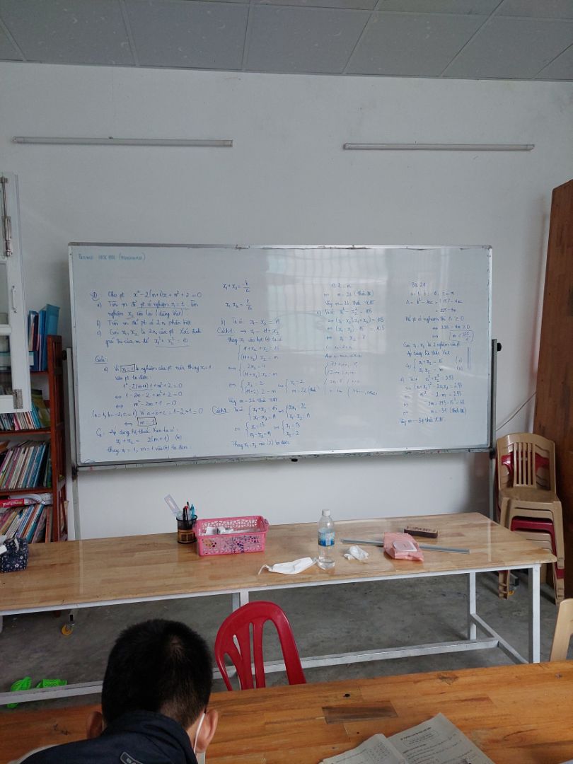 Với giá thành dưới 1tr thì bảng này ổn. 
Ưu điểm: Bảng viết êm, chống chói, ăn phấn nên nét viết đẹp, 4 góc bảng bo tròn chống va quẹt bén.
Nhược điểm: Bảng mỏng, đã ẩm hư, cong bảng sau đợt mưa to vừa rồi. Phần mặt bảng chống chói dùng chỉ được khoảng 10 tháng là bị mất và chói đèn rất khó nhìn. Tuổi thọ 18 tháng.