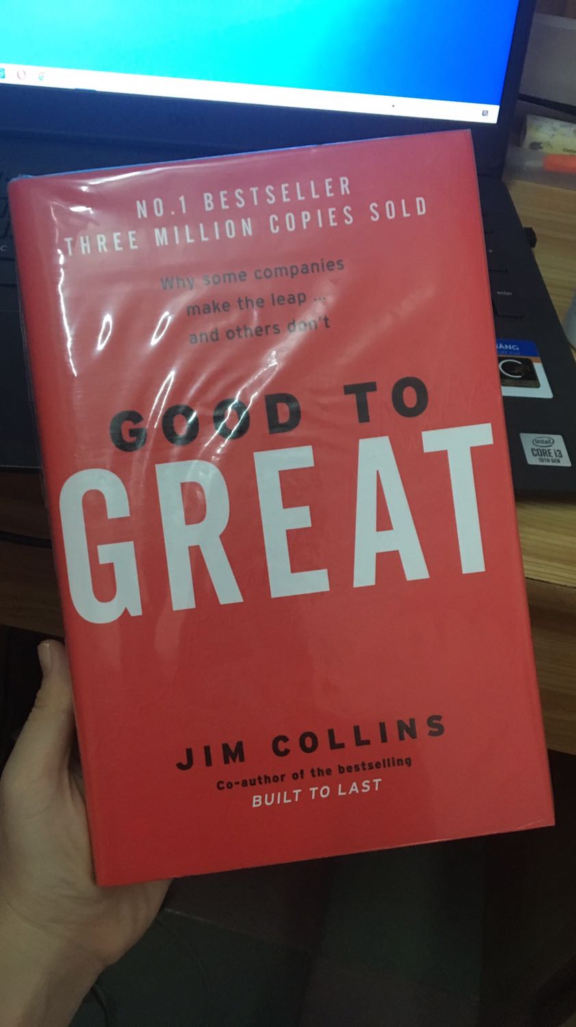 Sách cầm chắc tay, được bao bọc cẩn thận và chất lượng giấy tốt màu ngả vàng tốt cho mắt