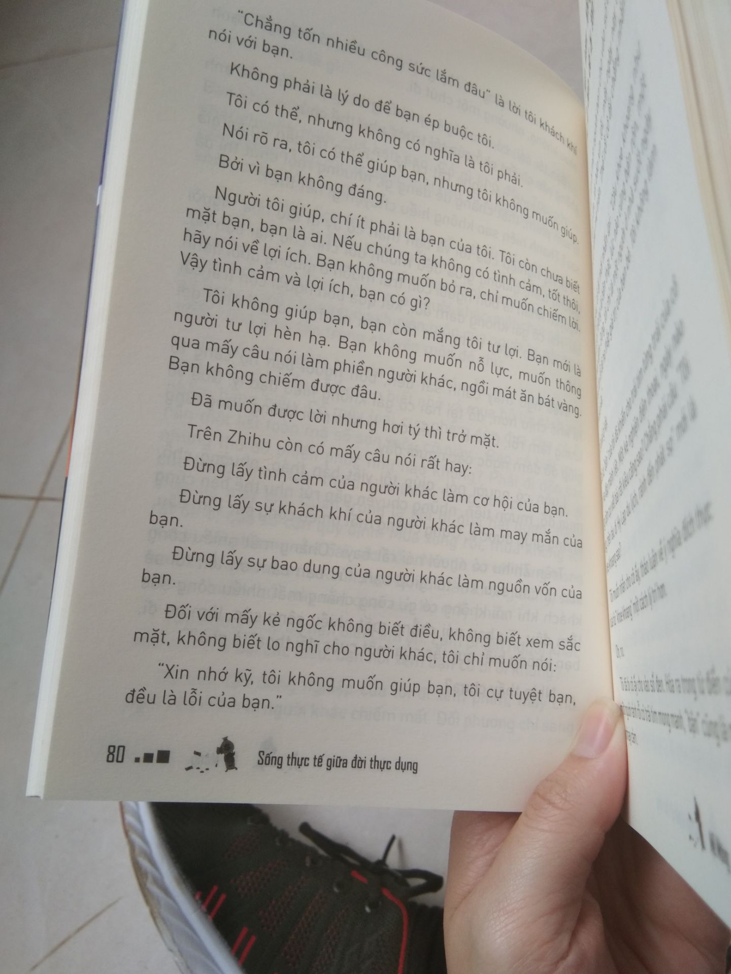 nội dung sách hay. Phù hợp với những người mong ăn một cái "tát" cho tỉnh mộng. Cách hành văn của tác giả cũng bánh cuốn. Cơ mà đối với những bạn quá nghiêm túc, không thích vài câu tục thì nên cân nhắc. 
Sách giao nhanh, không bị móp méo gì
Nói chung là trên cả tuyệt vời:3