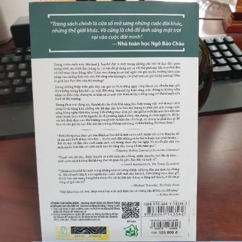 Cuốn sách nằm trong tủ sách CÁNH CỬA MỞ RỘNG - Do Giáo sư Ngô Bảo Châu và nhà văn Phan Việt tuyển chọn và giới thiệu....
Chúng ta đã trải qua hơn 3 thập kỷ tôn vinh thị trường. Theo đó Thị trường - Chứ không phải chính phủ - Chính là chìa khóa dẫn đến thịnh vượng và tự do. Tuy nhiên có vẻ như Kỷ nguyên đó đang bước vào giai đoạn cuối khi mà cuộc khủng hoảng tài chính xảy ra. Tác giả băn khoăn rằng mọi thứ có thể mua bán được. Điều đó dẫn đến 2 hiện tượng là Bất công và tham nhũng. Khi mà bất công nảy sinh sự chênh lệch giàu nghèo và dẫn đến một loạt các hệ lụy khác. Còn tham nhũng là căn nguyên làm xói mòn các giá trị của cuộc sống. Có những thương vụ làm ăn, mua bán phi đạo đức và nhân văn xuất hiện trong cơ chế thị trường. Có lẽ đây cũng là gợi ý cho những nhà lập pháp, khi mà quy định cái gì nên được mua và cấm ko được mua bằng tiền. Đồng thời càng phải xây dựng chuẩn mực đạo đức xã hội.