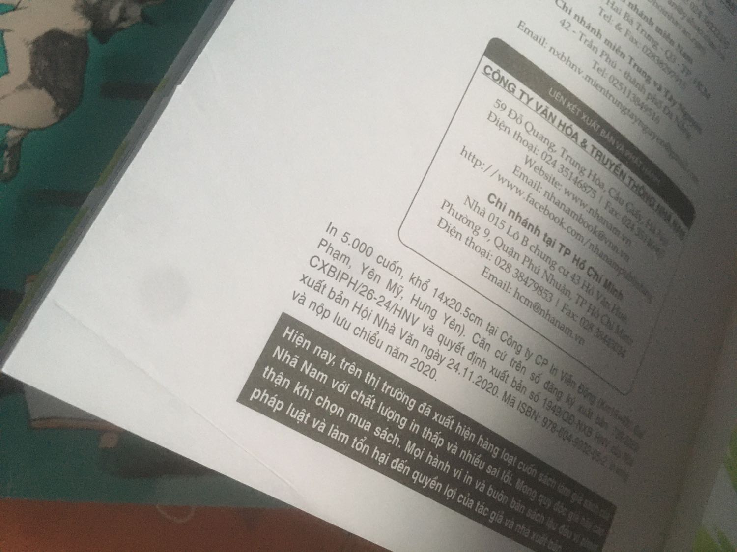 Mình mua 3 cuốn của tác giả Luis nhưng riêng cuốn này giấy xấu nhất. Nsx rất ẩu, giấy dính liền nhau rất nhiều. Không hài lòng lắm