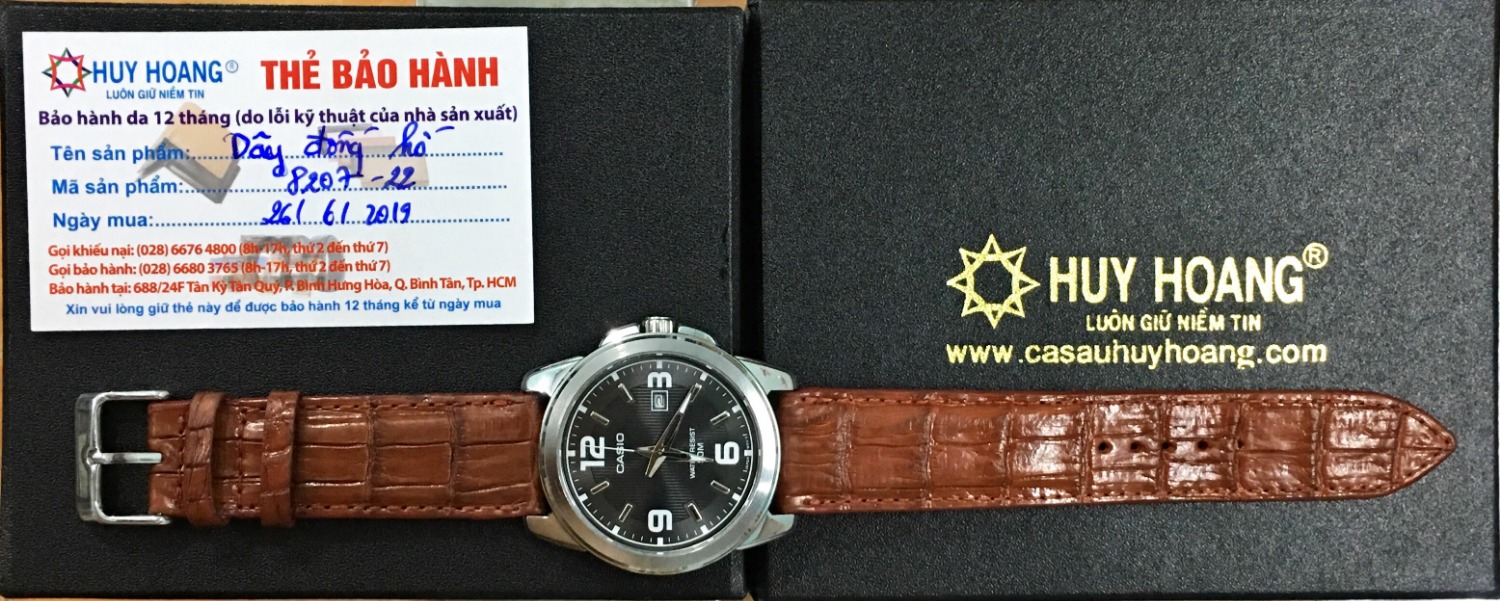Về mất công đục lỗ để xỏ chốt. Dùng một tuần thấy rất OK. Da mềm, đeo không ngứa tay. Dính nước khô khá nhanh và không có mùi như dây gốc của Casio. Cám ơn thương hiệu cá sấu Huy Hoàng & Tiki