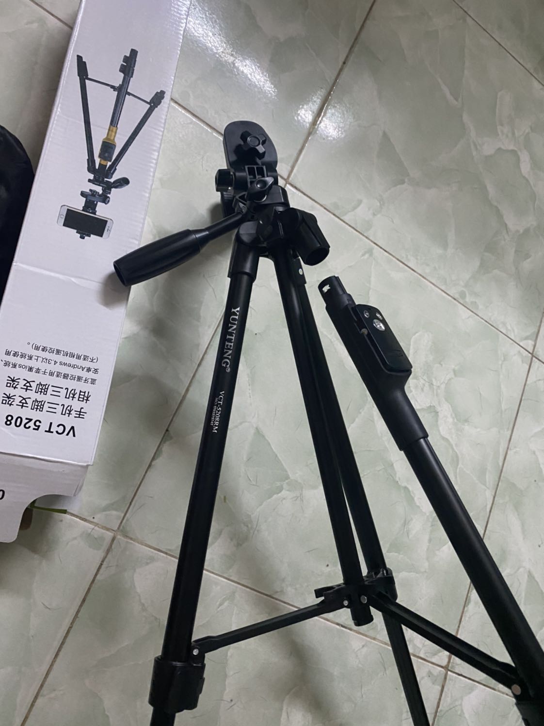 Vừa nhận hàng ngày hôm nay. 
Sau khi lắp ráp xong mình phát hiện 1 chân bị lỏng và rời hẳn ra ngoài.
còn khoá vặn ngay cần cổ cũng bị chai rồi....
Hy vọng tiki cho mình đổi hàng!