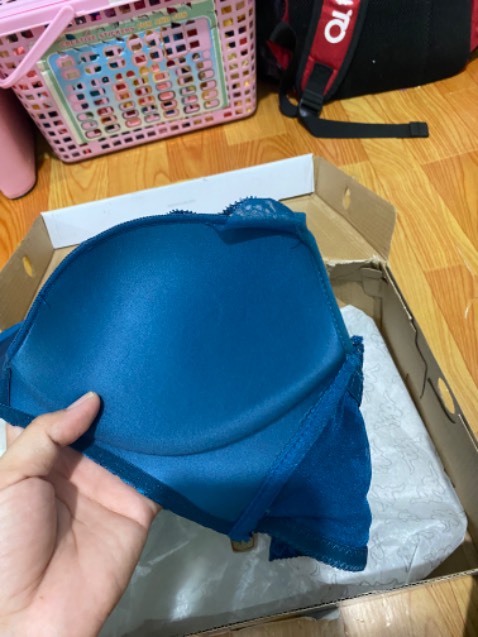 Áo đẹp, êm, phần gọng đứng hay bị cong lại