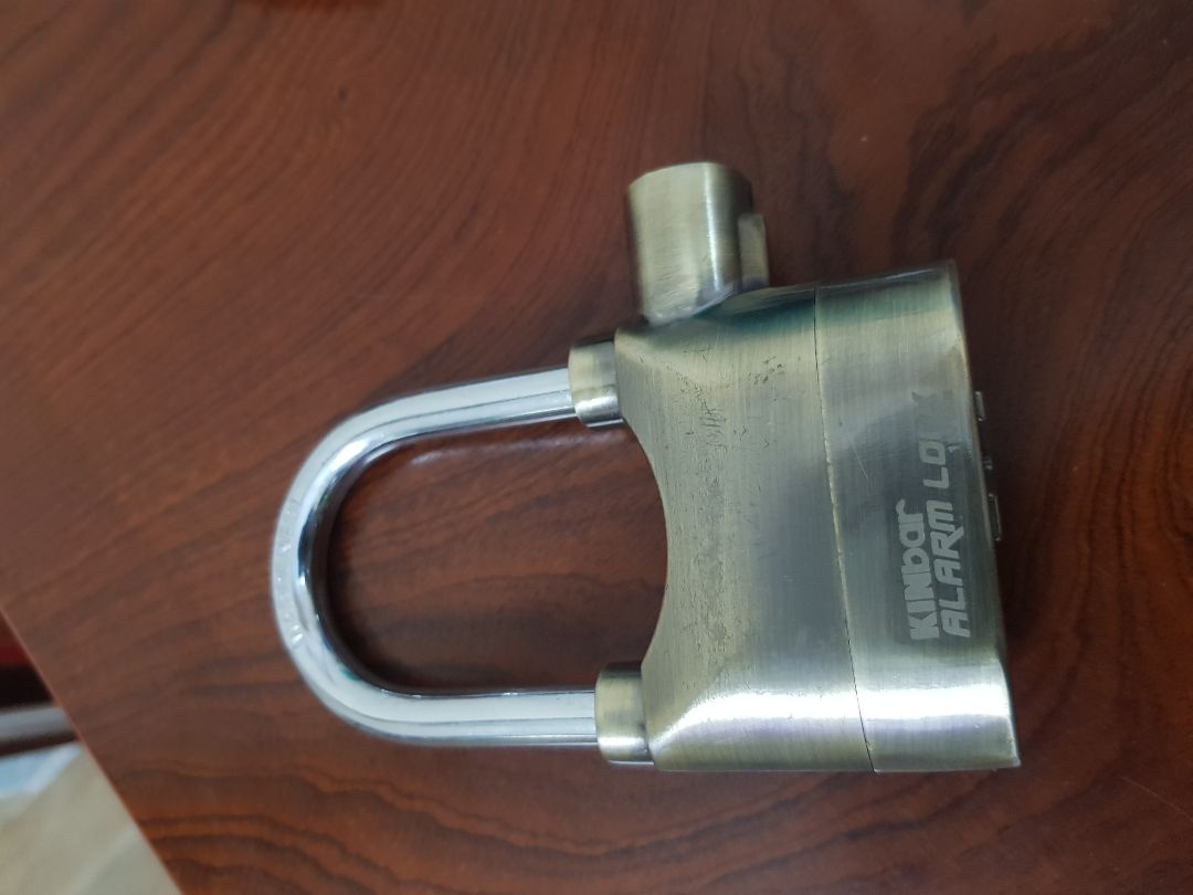 Khóa kiểu mở rời còng, dễ xài, xoay ngược bên còng là tắt mở chức năng báo động, tương đối nhạy cầm vào là kêu bíp bíp rồi hú tương đối lớn nếu ko tra chìa vào khóa, xài cảm thấy thêm yên tâm, gia công cơ khí đường nét thẩm mỹ tương đối tốt, hợp kim nhôm mà rơi rớt ko xi nhê, mạ đồng ngoài vẫn còn bền sau vài tháng sử dụng.