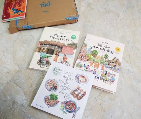 Thấy tác giả ra mắt phần 2 là phải mua liền à, minh họa xuất sắc. Mà lạ cái đọc mô tả là bìa mềm đến khi giao tới lại là bìa cứng, vui ghê. 
Rất chờ đón những phần tiếp theo từ tác giả.