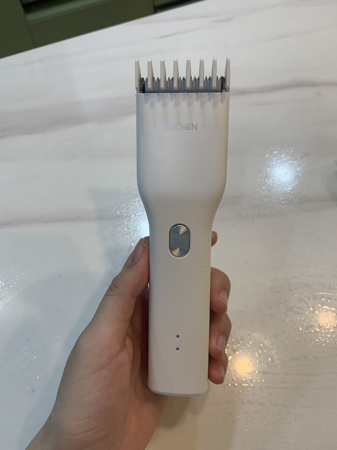 mình thích sự tinh gọn của chiếc máy này. ít phụ kiện, thiết kế thông minh, dễ dàng vệ sinh và cắt tóc quá đẹp :)) tiết kiệm đc 50k/lần cắt tóc ngoài tiệm cho con. trong khi chiếc máy này có thể sử dụng trong suốt ít nhất 3-4 năm... rất đáng tiền quá đấy chứ :) ủng hộ tiki và xiaomi