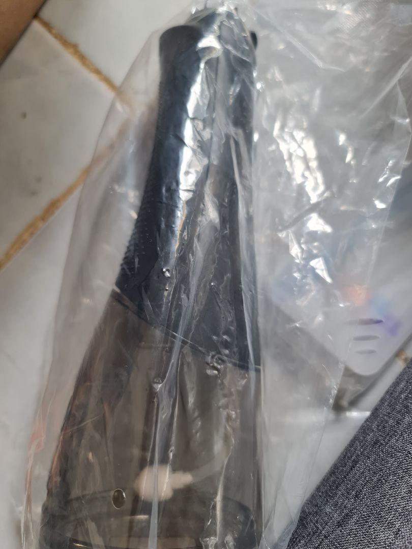 ko bít tại sao đồ mới lại bị khui và còn bị cắt *** bao của sản phẩm mog shop cho lời giải thíh ạ.cũg ko có tem hãg dán 2 bên thân máy như hìh quảg cáo